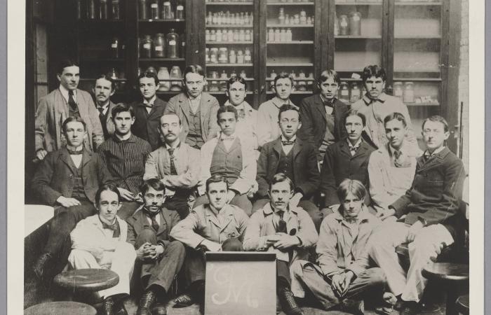 Frederick Hemmings with MIT Chemistry Class of 1897