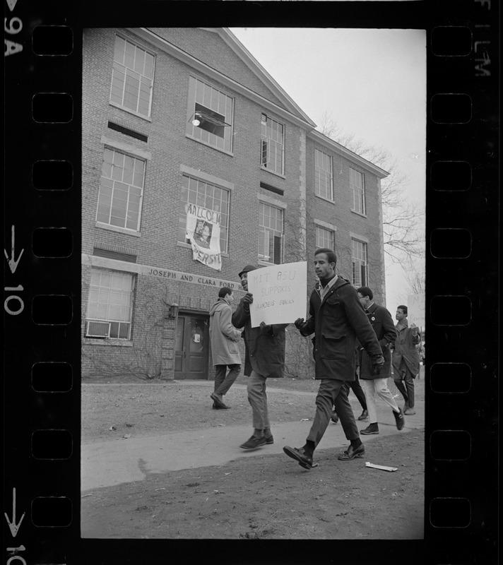 MIT BSU demonstrators support Brandeis Black student sit-in, 1969